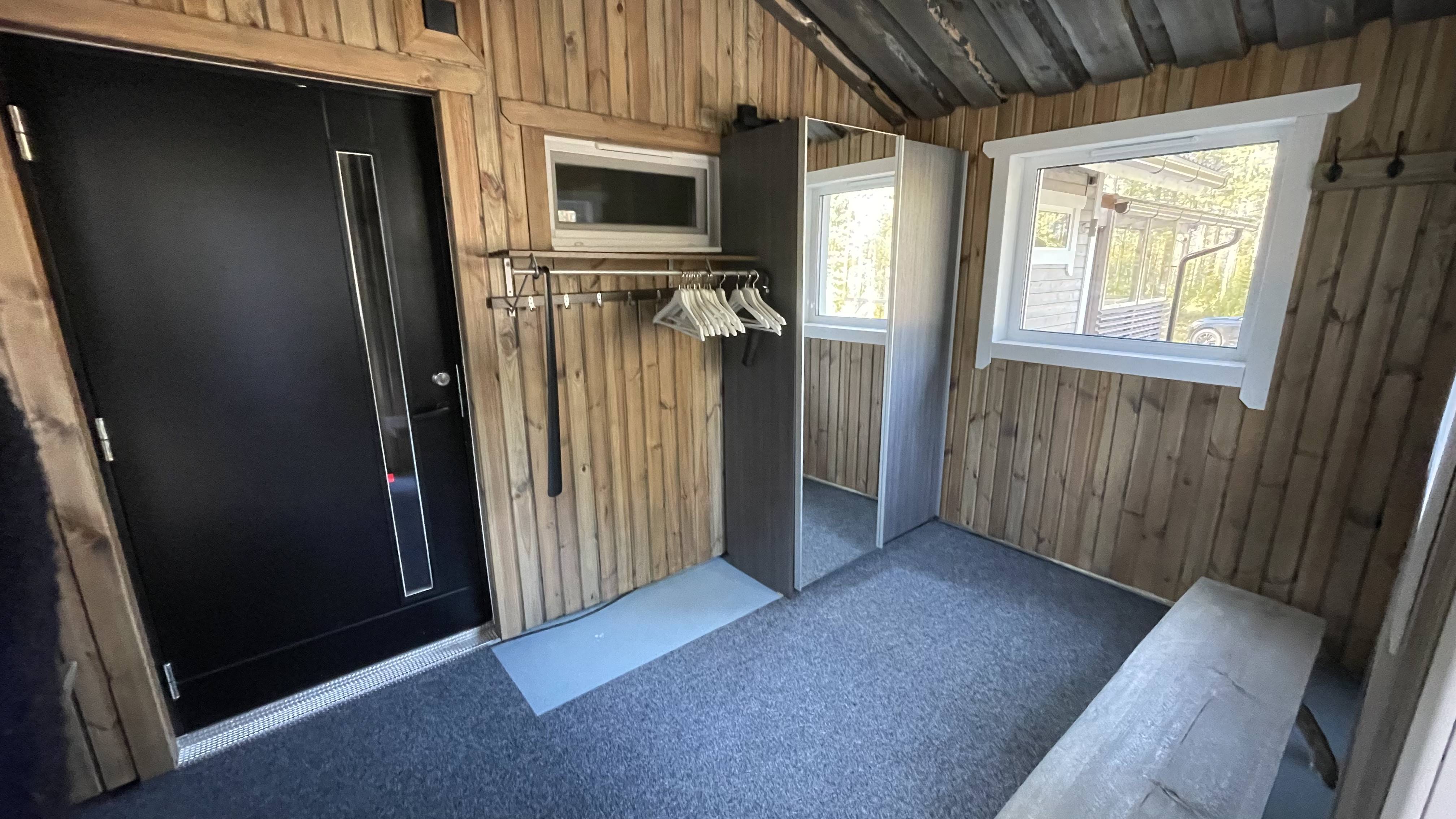 Kiekerö mökin oleskelutila