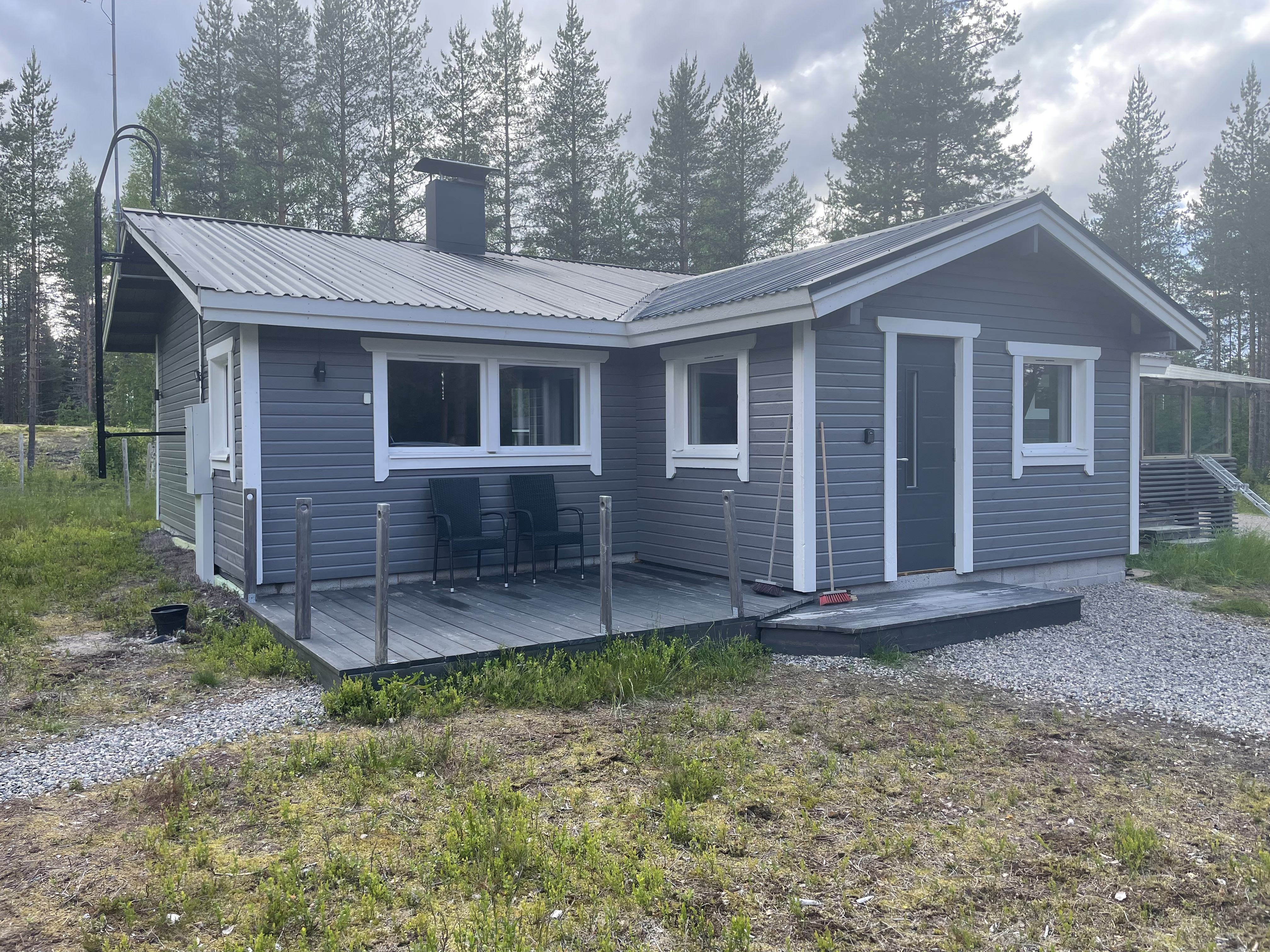 Mökki järven rannalla